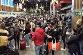 Foto's van opeengepakte passagiers op luchthaven Charleroi r... - Het  Nieuwsblad Mobile